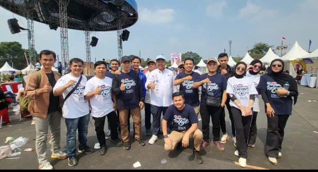 Foto : Para Jiwa Muda Demokrat bersama Ilham Mendrofa Ketua Panitia Lomba Rakyat Partai Demokrat (tengah), Minggu (23/08/2026).